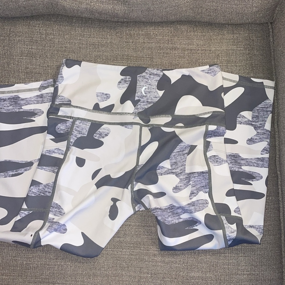 Zyia light N tight high rise camo capri nwot capri sun - Picture 4 of 6